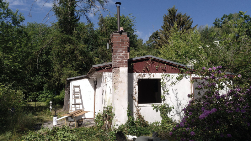 Old asbestos-containing dacha